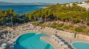BRAČ LJETNI HIT: Bluesun hotel Elaphusa 4* u Bolu! 2 ili 3 POLUPANSIONA za cijelu obitelj (2 odraslih + 2 djece) uz korištenje ATRAKTIVNOG VANJSKOG BAZENA! Iskoristite TOP PONUDU za savršen odmor!