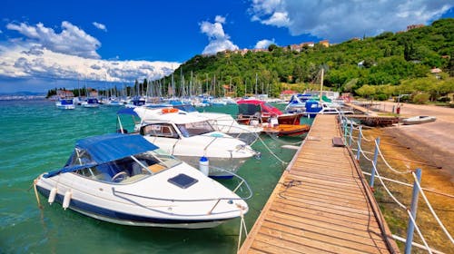 Hoteli Omišalj - Depandansa Marina - Ljeto na Krku, Omišalj, otok Krk, Hrvatska - 283 EUR - 3x noćenje u dvokrevetnoj sobi za 2 osobe (1. dijete do 7,99 godina besplatno), Polupansion (buffet doručak i buffet večera s uključenim bezalkoholnim pićem)