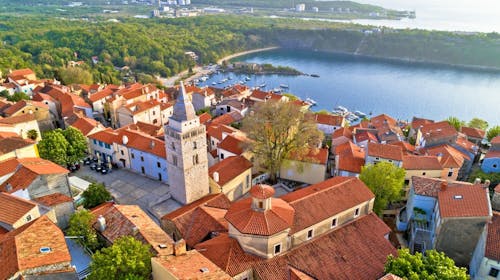 Hoteli Omišalj - Depandansa Primorka - Ljeto na Krku, Omišalj, otok Krk, Hrvatska - 784 EUR - 7x noćenje u dvokrevetnoj sobi za 2 osobe (1. dijete do 7,99 godina besplatno), Polupansion (buffet doručak i buffet večera s uključenim bezalkoholnim pićem)