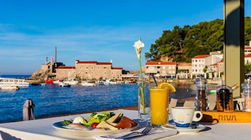 Hotel Riva by Aycon - Obiteljska jesen u Petrovcu, Petrovac, Crna Gora - 316 EUR - 3x noćenje u dvokrevetnoj Standard sobi s pogledom na atrium ili na planine za 2 osobe (1 dijete do 11,99 godina besplatno), Doručak