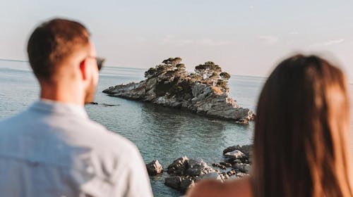 Hotel Riva by Aycon - Obiteljska jesen u Petrovcu, Petrovac, Crna Gora - 529 EUR - 5x noćenje u dvokrevetnoj Standard sobi s pogledom na atrium ili na planine za 2 osobe (1 dijete do 11,99 godina besplatno), Doručak