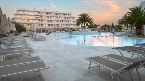 Hotel Olympia - Početak ljeta u Vodicama - Junior suite, Vodice, Dalmacija, Hrvatska - 1.290 EUR - 5x noćenje u Junior Suite za 2 osobe (2 djece do 17,99 godina besplatno), Polupansion