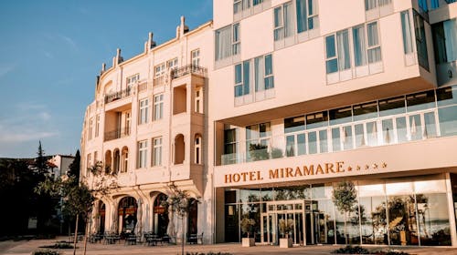 Hotel Miramare - Ekskluzivni početak ljeta - Posebna akcija, Crikvenica, Hrvatska - 1.145 EUR - 5x noćenje u dvokrevetnoj Superior sobi za 2 osobe, Polupansion