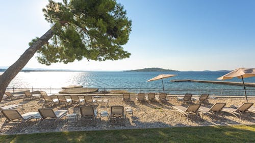 Villa Arausa - Obiteljski all inclusive light kraj ljeta, Vodice, Dalmacija, Hrvatska - 273 EUR - 2x noćenje u dvokrevetnoj Standard sobi s balkonom morska strana za 2 osobe (1 dijete do 11,99 godina i 2. dijete do 2,99 godina besplatno), All inclusive light