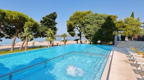 Ilirija Resort - Hotel Ilirija - Obiteljsko zabavno ljeto s punim pansionom u Biogradu - Akcijska cijena, Biograd na Moru, Dalmacija, Hrvatska - 1.258 EUR - 6x noćenje u dvokrevetnoj Comfort sobi za 2 osobe (1 dijete do 12 godina i 1 dijete do 7 godina besplatno), Puni pansion