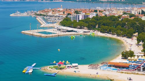 Ilirija Resort - Hotel Ilirija - Obiteljsko zabavno ljeto s punim pansionom u Biogradu - Akcijska cijena, Biograd na Moru, Dalmacija, Hrvatska - 1.049 EUR - 5x noćenje u dvokrevetnoj Comfort sobi za 2 osobe (1 dijete do 12 godina i 1 dijete do 7 godina besplatno), Puni pansion