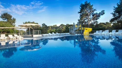 Family Hotel Adria - Obiteljsko all inclusive ljeto u Dalmaciji, Biograd na Moru, Dalmacija, Hrvatska - 2.536 EUR - 7x noćenje u dvokrevetnoj Comfort sobi s balkonom i pomoćnim ležajem za 2 osobe (1 dijete do 11,99 godina i dijete do 2,99 godina besplatno), All inclusive