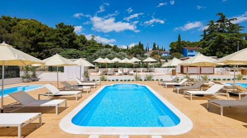 Apartmani Medena - Last minute ljeto s polupansionom u Trogiru za 4 osobe, Donji Seget, Trogir, Dalmacija, Hrvatska - 1.299 EUR - 5x noćenje u Superior seaside apartmanu B (4+1) za 4 odrasle osobe (1 dijete do 11,99 godina besplatno), Polupansion