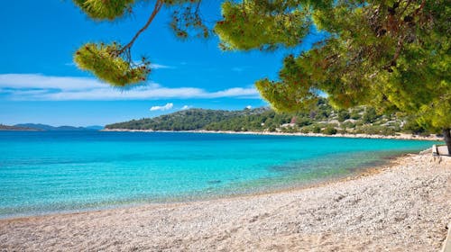Hotel Borovnik - Obiteljsko ljeto u Dalmaciji - Superior obiteljska soba, Tisno, otok Murter, Dalmacija, Hrvatska - 976 EUR - 4x noćenje u Superior obiteljskoj sobi za 2 osobe (1 dijete do 11,99 godina, 1 dijete do 6,99 godina i 1 dijete do 1,99 godina besplatno), Polupansion