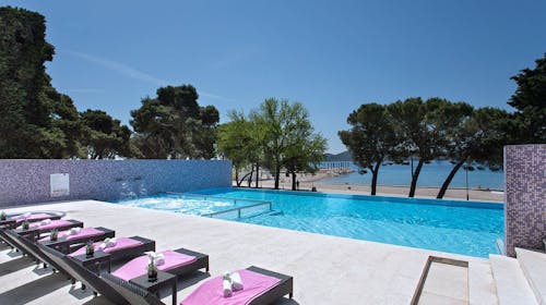 Ilirija Resort - Hotel Kornati - VIP Premium obiteljsko ljeto s punim pansionom u Biogradu - Posebna akcija, Biograd na Moru, Dalmacija, Hrvatska - 1.285 EUR - 5x noćenje u Premium Club sobi za 2 osobe (1 dijete do 12 godina i 1 dijete do 7 godina besplatno), Puni pansion