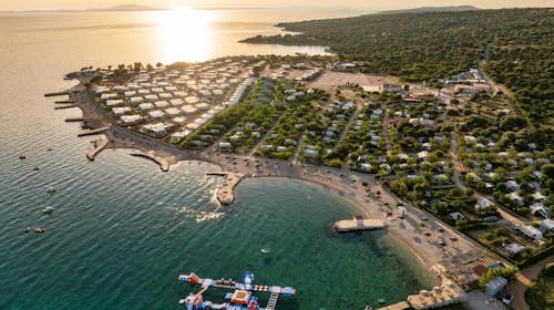Terra Park Phalaris - Obiteljsko ljeto u savršenom kampu - Pinus Holiday Home s bazenom, Novalja, Pag, Dalmacija, Hrvatska - 1.382 EUR - 5x noćenje u Pinus Holiday Home s privatnim bazenom za do 5 osoba (4 odrasle osobe i 1 dijete do 11,99 godina), Korištenje privatnog grijanog bazena