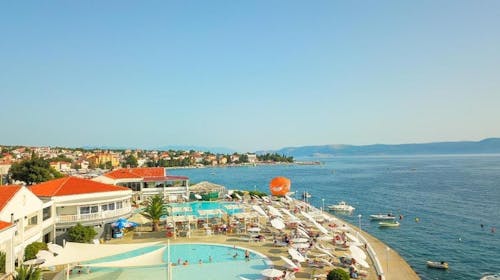 Hotel Katarina - Last minute ljeto za velike obitelji u Selcu, Selce, Hrvatska - 1.139 EUR - 3x noćenje u Superior obiteljskoj sobi s francuskim balkonom (2 povezane sobe) za 2 osobe (4 djece do 11,99 godina besplatno), Polupansion