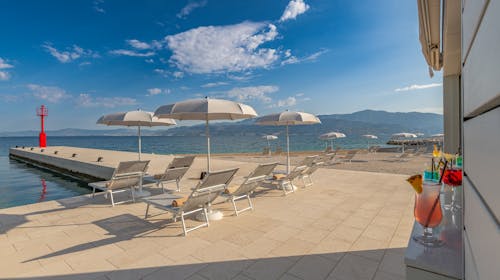 Grand Hotel View - Obiteljsko ljeto na Braču, Otok Brač, Dalmacija, Hrvatska - 1.779 EUR - 5x noćenje u dvokrevetnoj Superior sobi s balkonom (pogled more) i 2 pomoćna ležaja za 2 osobe (2 djece do 11,99 godina besplatno), Polupansion