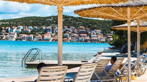 Hotel Borovnik - Obiteljsko ljeto u Dalmaciji - Standard soba, Tisno, otok Murter, Dalmacija, Hrvatska - 896 EUR - 4x noćenje u dvokrevetnoj Standard sobi za 2 osobe (1 dijete do 11,99 godina i 1 dijete do 1,99 godina besplatno), Polupansion