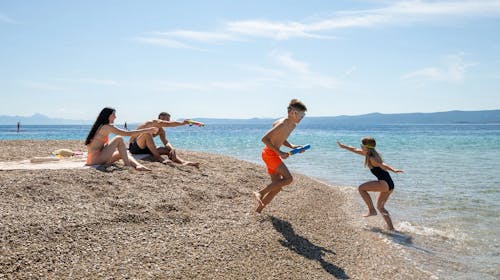 Bluesun Hotel Elaphusa - Obiteljsko ljeto u Bolu, Bol, otok Brač, Dalmacija, Hrvatska - 560 EUR - 2x noćenje u Superior dvokrevetnoj sobi (park strana) za 2 osobe (2 djece do 13,99 godina i 1 dijete do 2,99 godina besplatno), Polupansion (buffet doručak i večera)