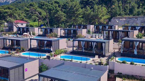 Park Villas by Morenia - All inclusive odmor u Deluxe kamping vili s privatnim bazenom, Podaca, Makarska rivijera, Dalmacija, Hrvatska - 1.124 EUR - 2x noćenje u kamping vili s privatnim grijanim bazenom za do 6 osoba (max. 4 odrasle osobe i 2 djece do 11,99 godina), All inclusive